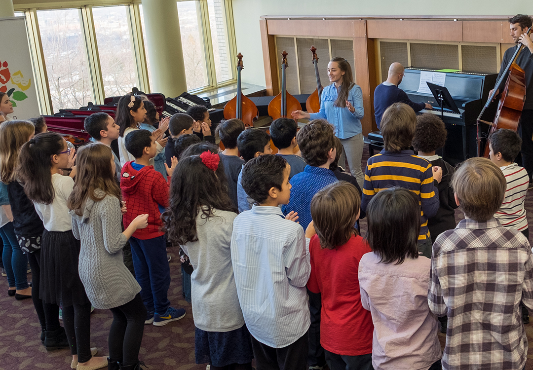 19 orchestra instruments were offered to La Classe Enchantée youth of the University of Montreal Music Faculty. Orchestra conductor Jean-François Rivest was there to introduce them to the wonderful world of musical instruments.